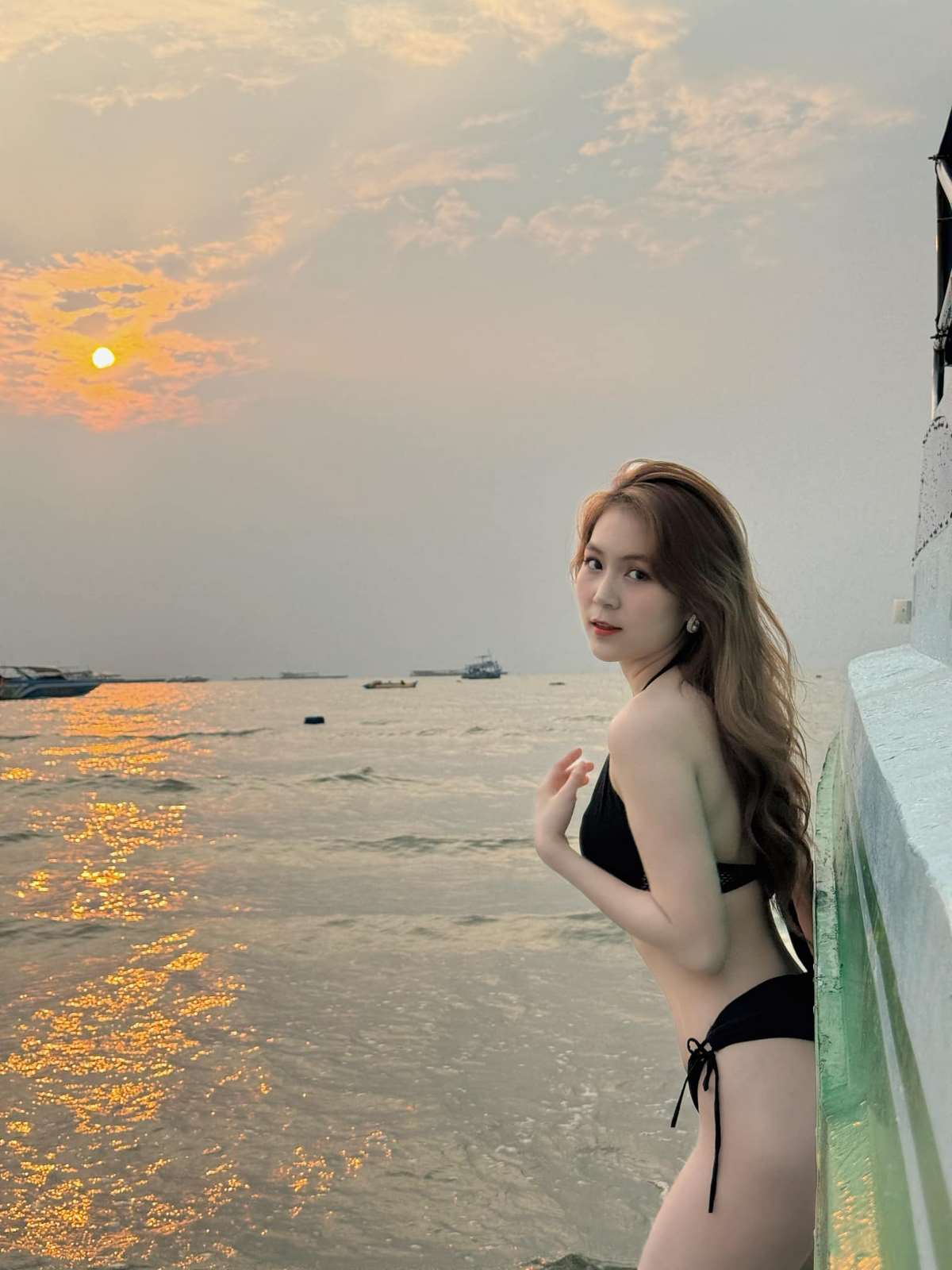 anh-co-giao-tran-tran-xinh-dep-mac-bikini-nong-bong-8