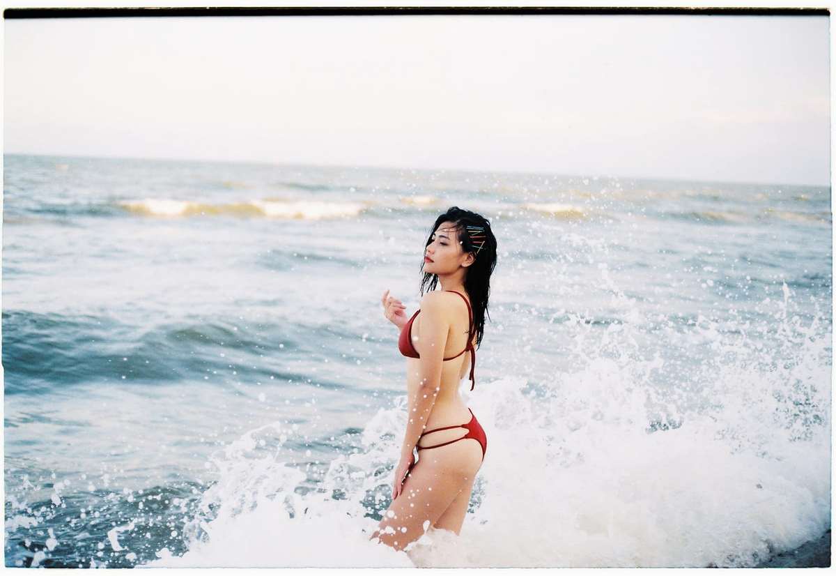 anh-cham-sua-mac-bikini-nong-bong-12