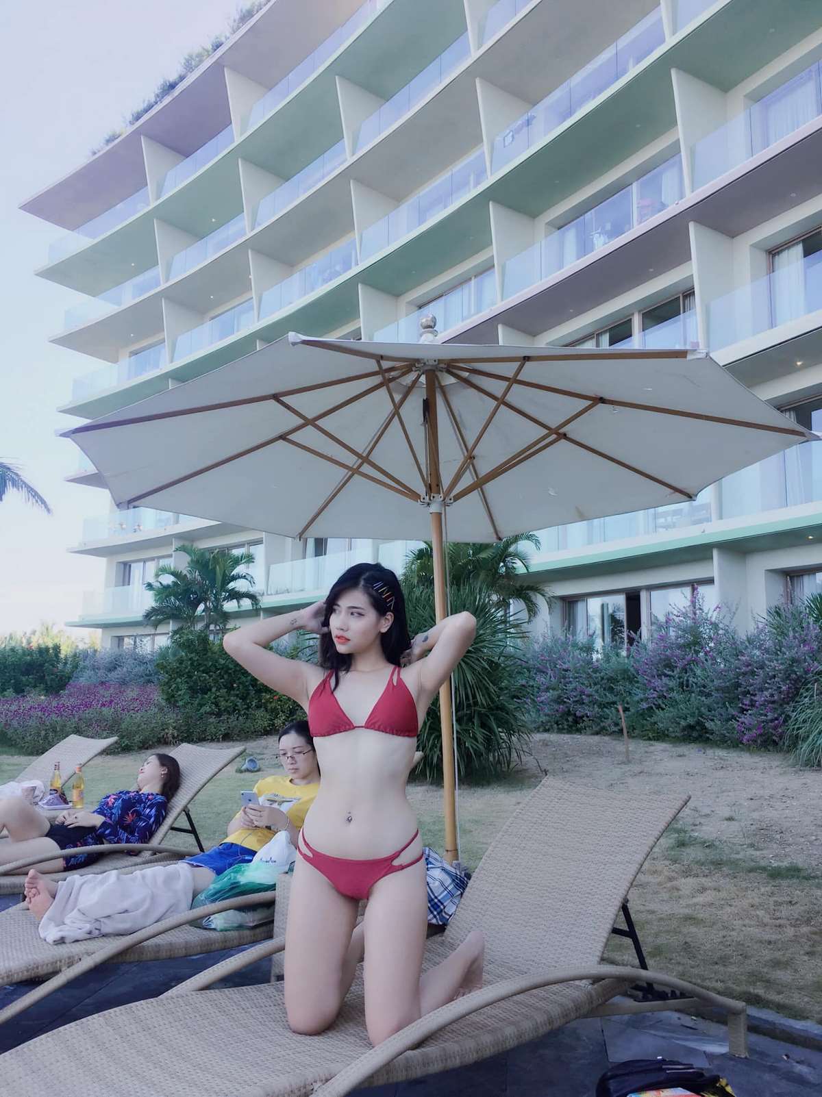 anh-cham-sua-mac-bikini-nong-bong-14