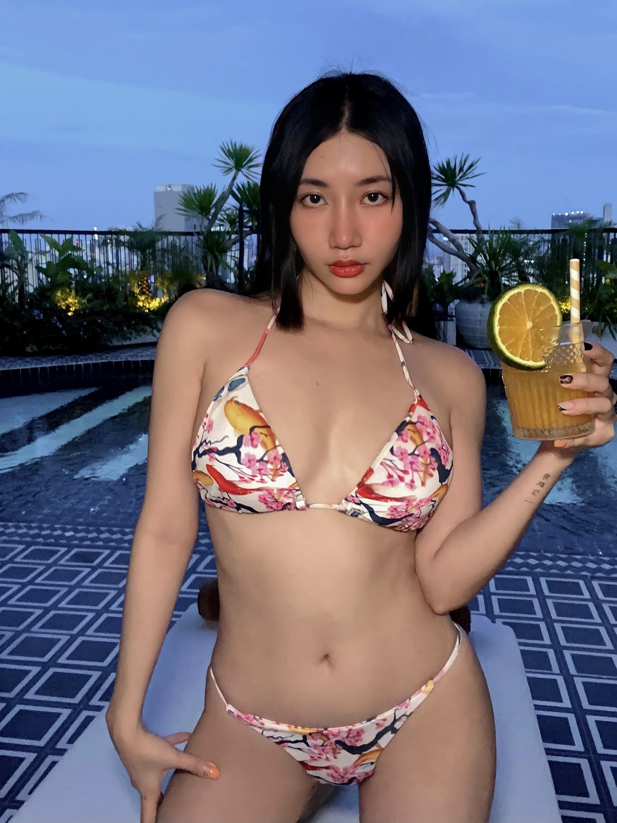 anh-ca-si-orange-bikini-sexy-goi-cam-5