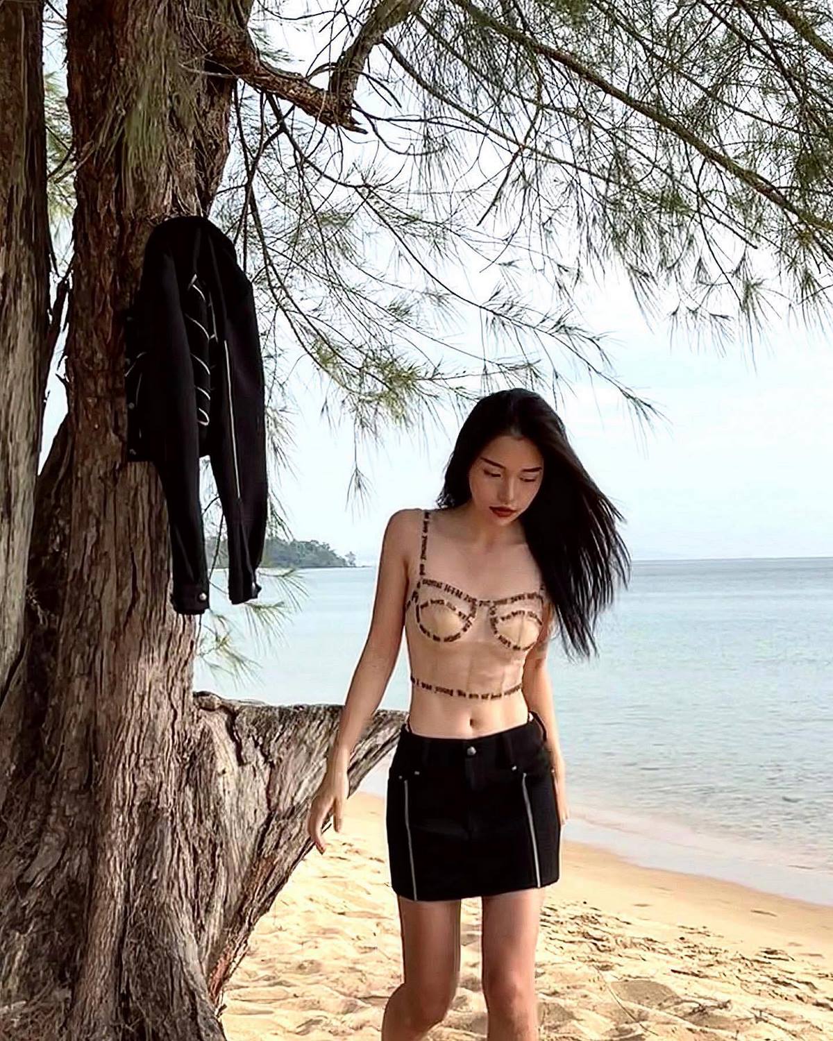 anh-linh-ngoc-dam-sexy-mac-bikini-khoe-body-cuc-ky-goi-cam-14