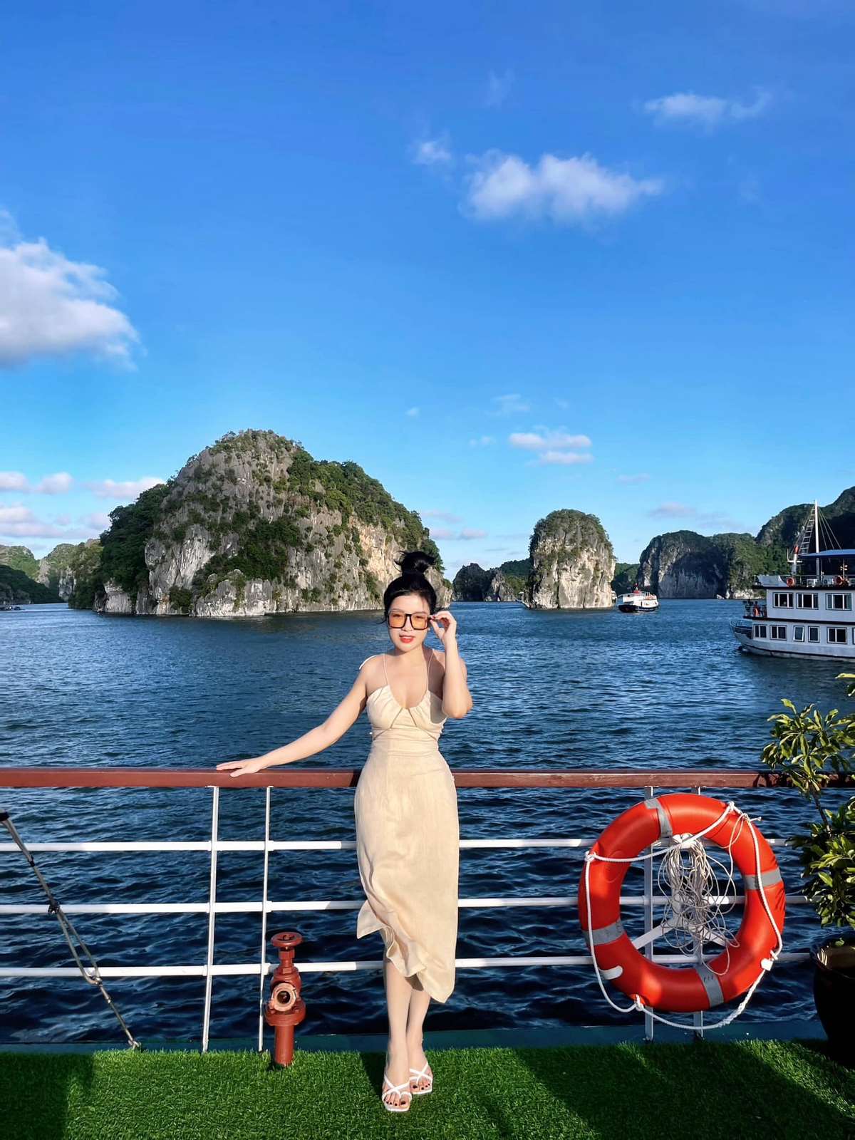 anh-vinh-ha-long-nguoi-dep-mac-bikini-di-bien-nong-bong-5