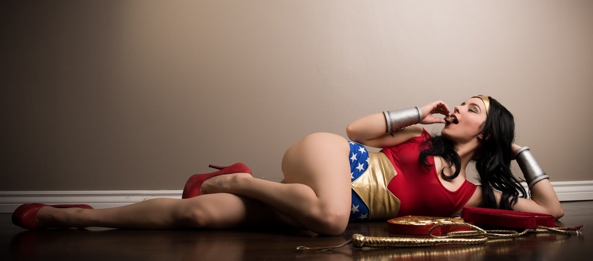 anh-wonder-woman-sexy-bikini-cosplay-goi-cam-4