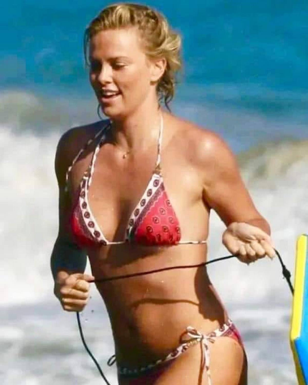 anh-charlize-theron-sexy-bikini-boc-lua-vu-dep-19