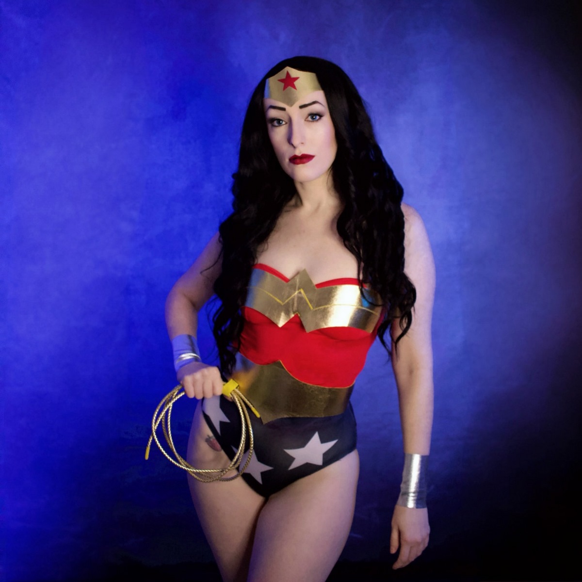 anh-wonder-woman-sexy-bikini-cosplay-goi-cam-7