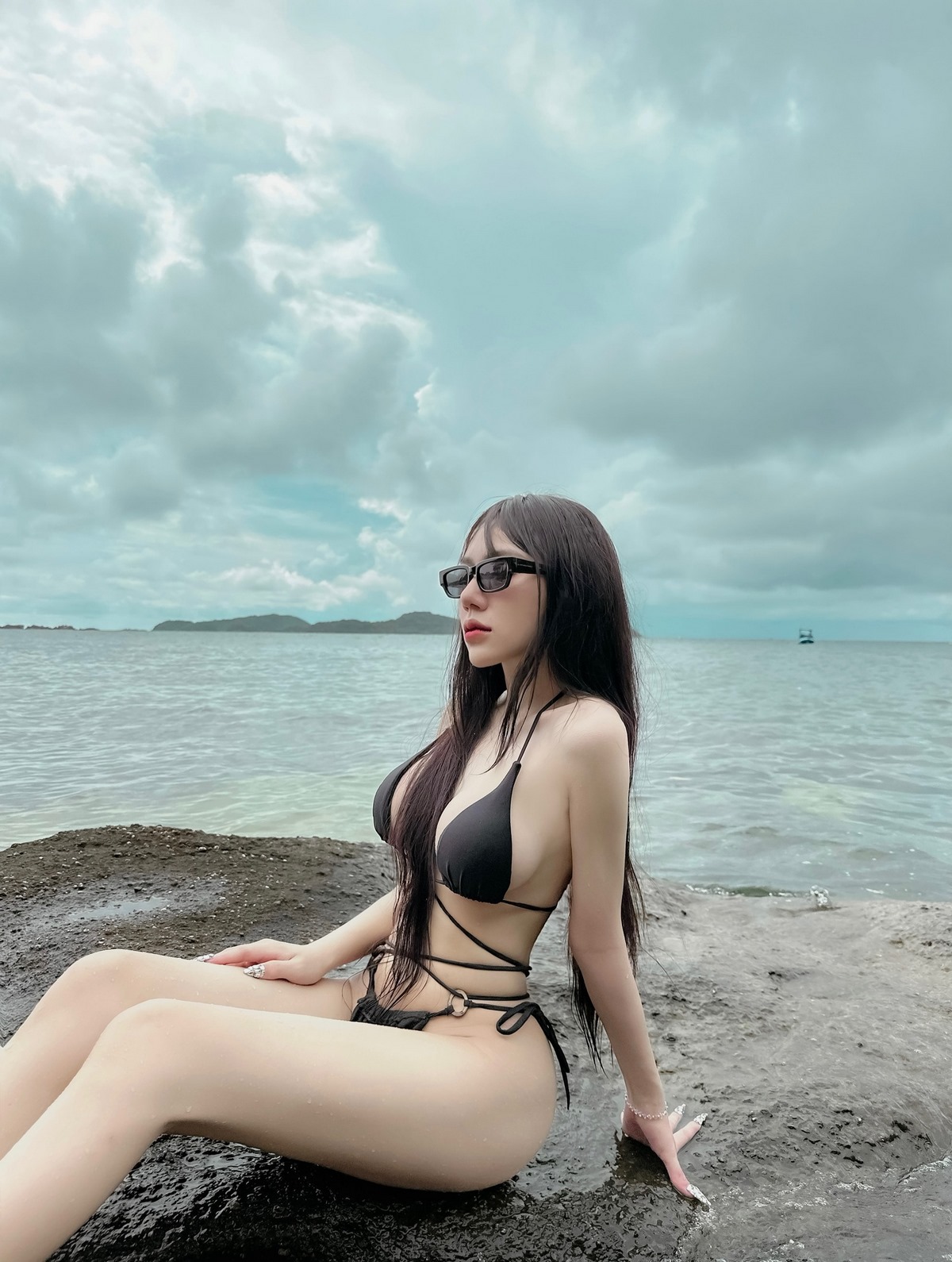 anh-tran-le-truc-quynh-hot-tiktoker-bikini-sexy-1