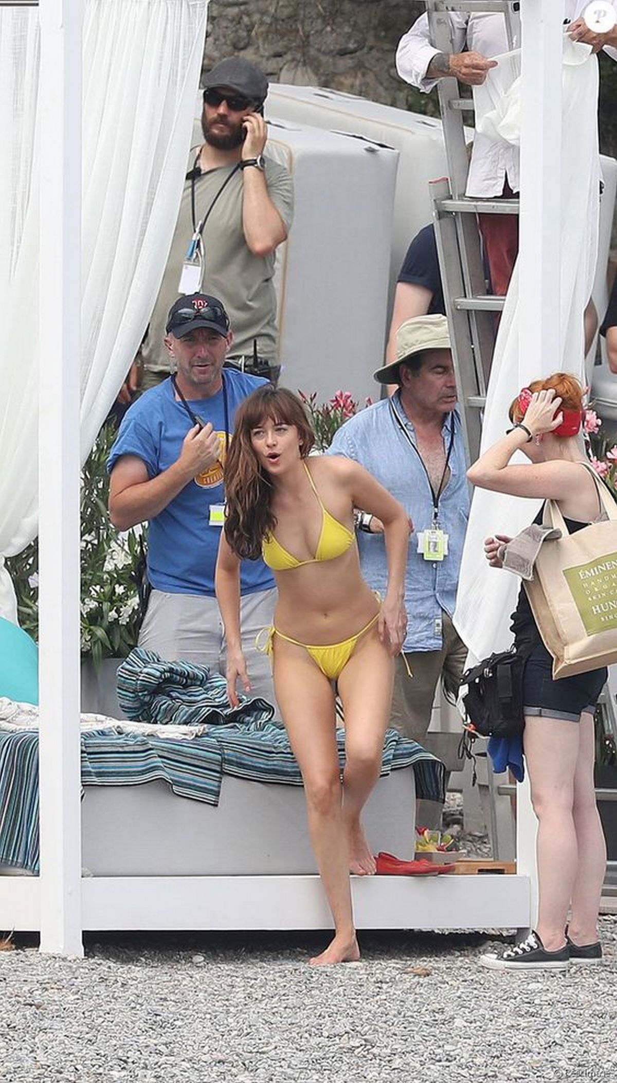 anh-dakota-johnson-sexy-nu-dien-vien-tha-rong-voi-bikini-5