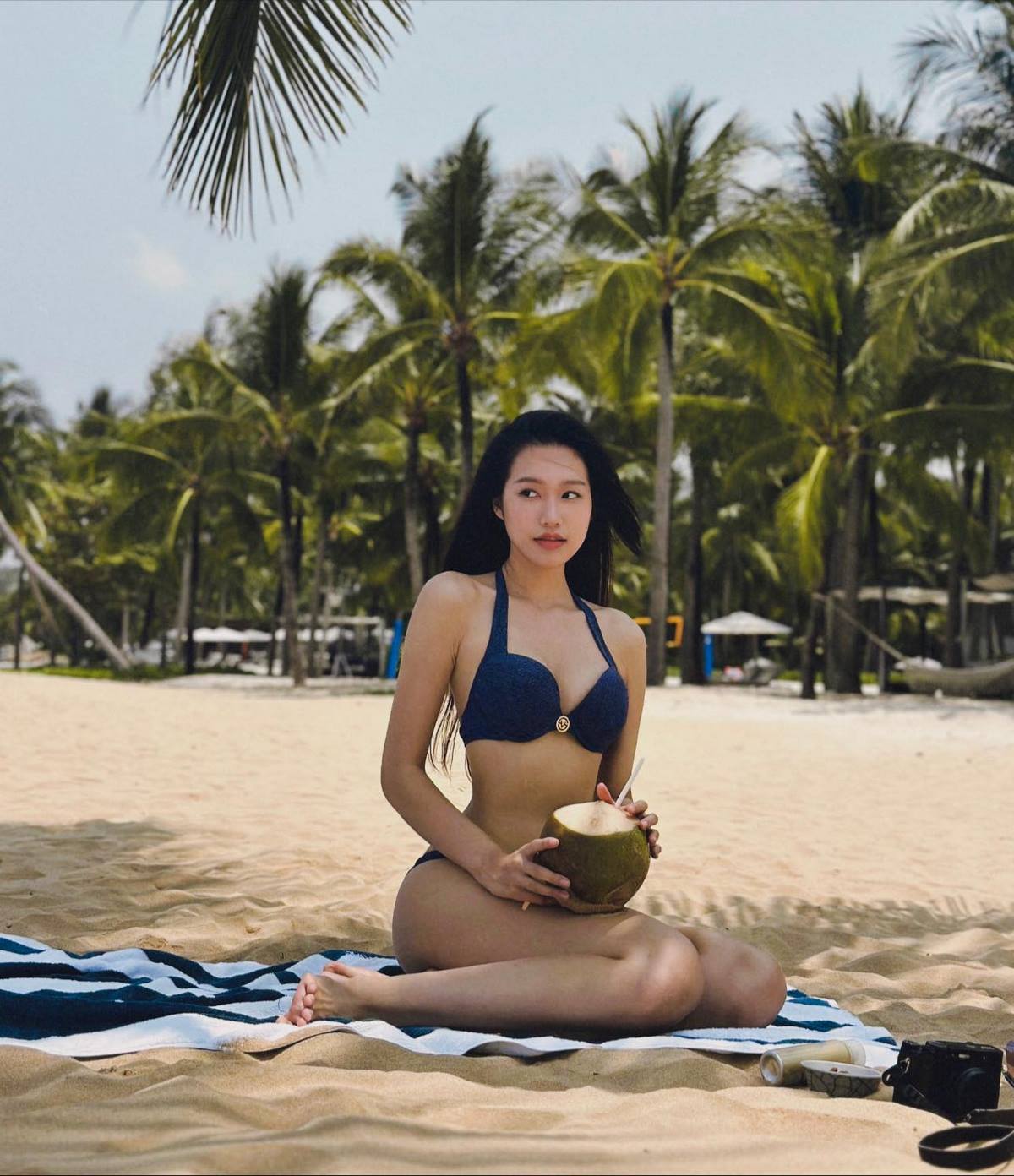 anh-doan-hai-my-vo-cau-thu-van-hau-bikini-nong-bong-25