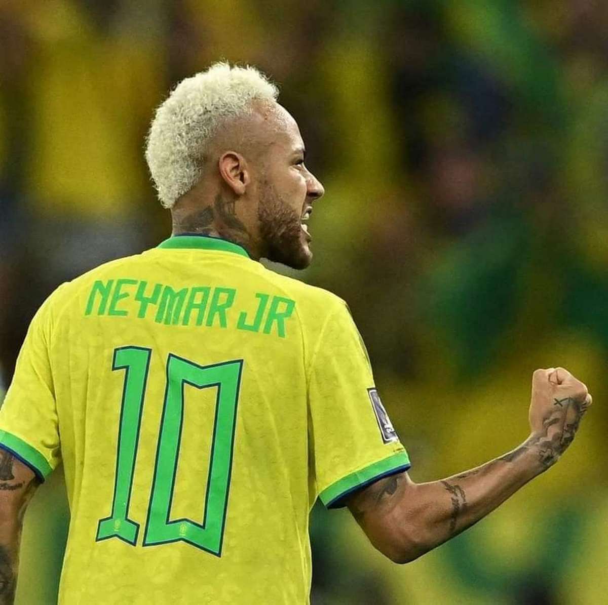 anh-neymar-dep-ngau-trong-mau-ao-doi-tuyen-bong-da-brazil-9