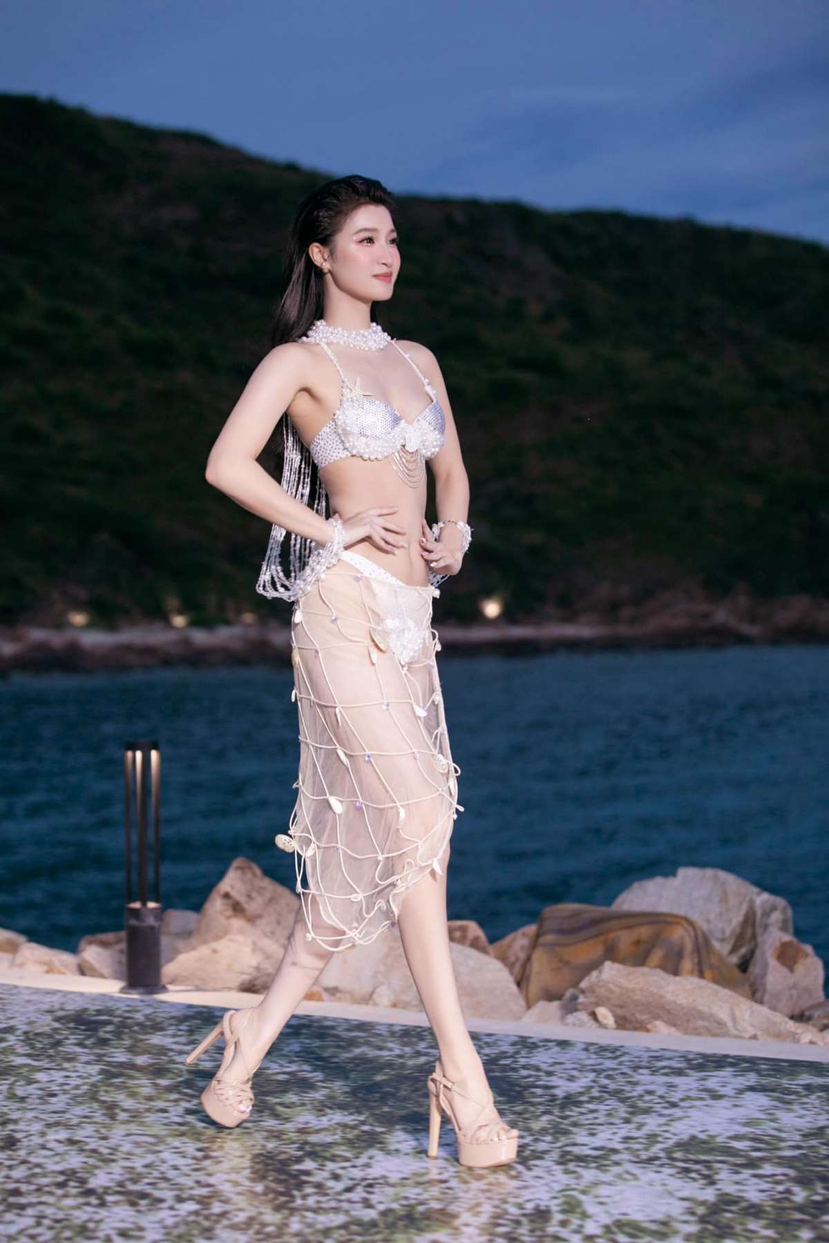 anh-phuong-nhi-sexy-bikini-khoe-body-dep-het-nuoc-cham-1