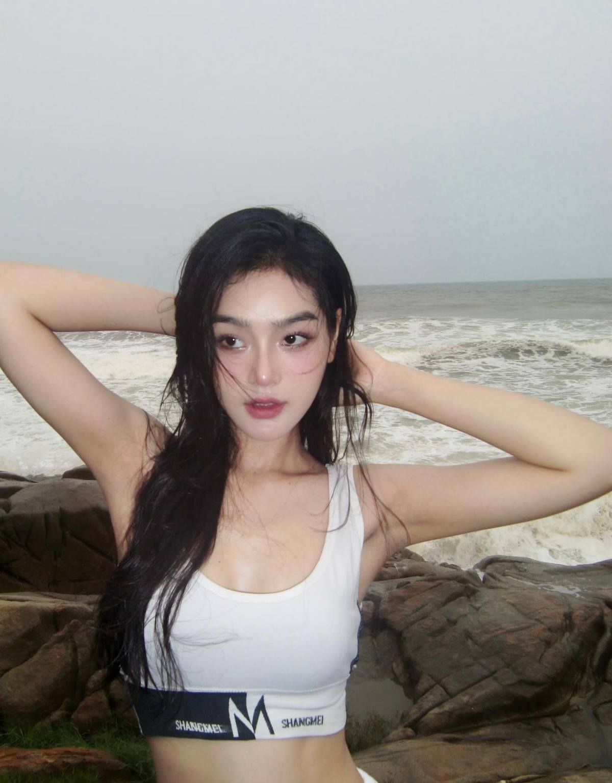 anh-cu-thi-tra-nu-dien-vien-sexy-nong-bong-voi-bikini-7